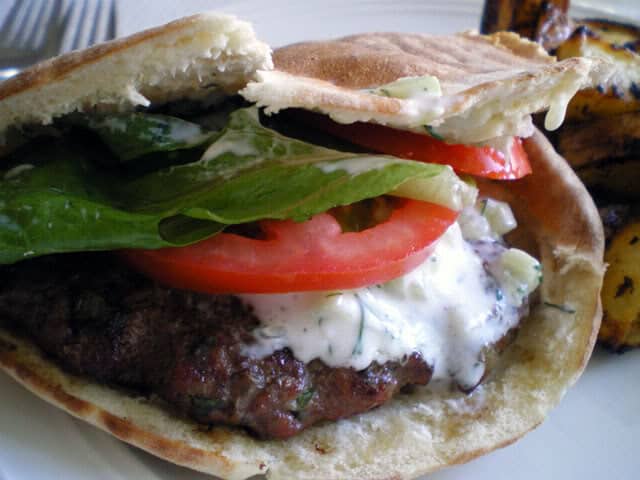 Lammburgare med Exotic Snacks pinjenötter med chevré-gucka