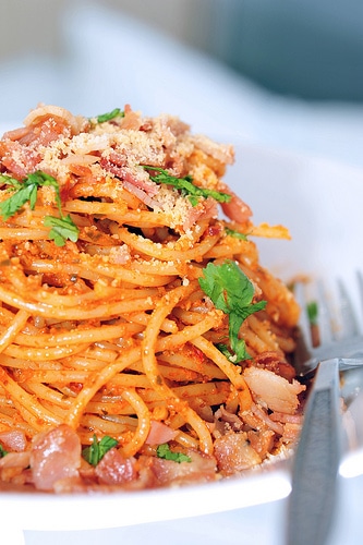 Bovetepasta med Röd pesto toppat med strimlad bacon