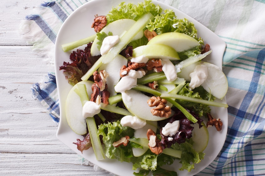 Klassisk Waldorfsallad med hackade valnötter